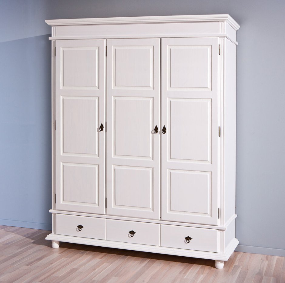 Белый крашеный шкаф