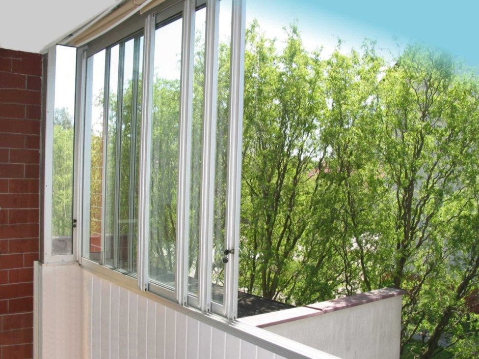 Утепленный балкон с алюминиевыми раздвижные окна