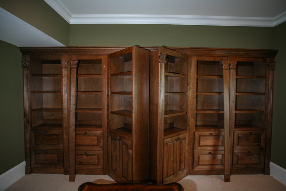 Потайная дверь в кабинете