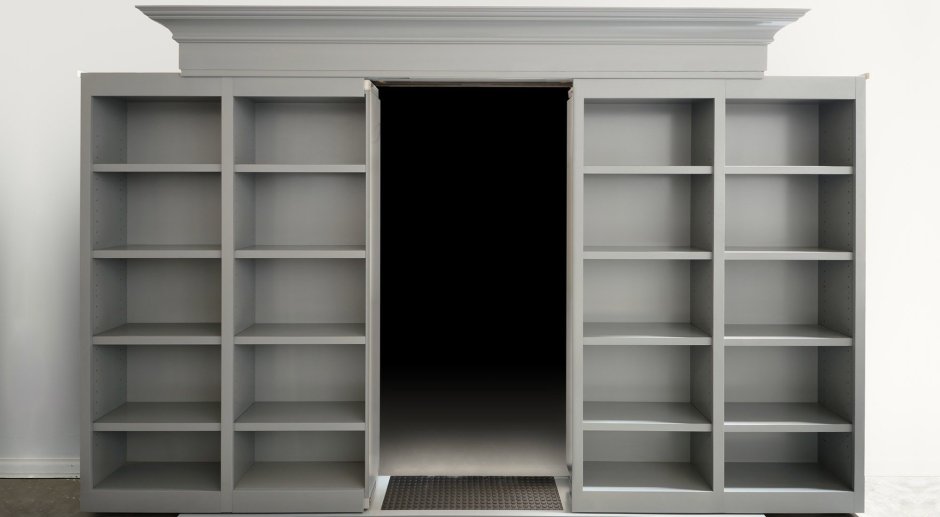 Шкаф с потайной дверью в комнату