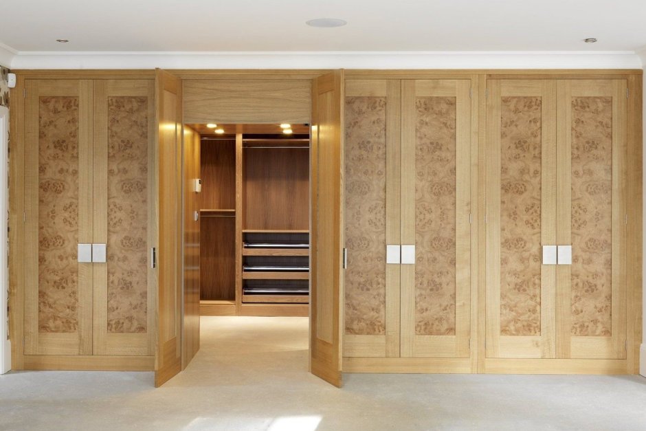Двери для гардеробных комнат