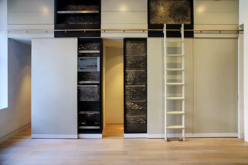 Шкаф с потайной дверью в комнату