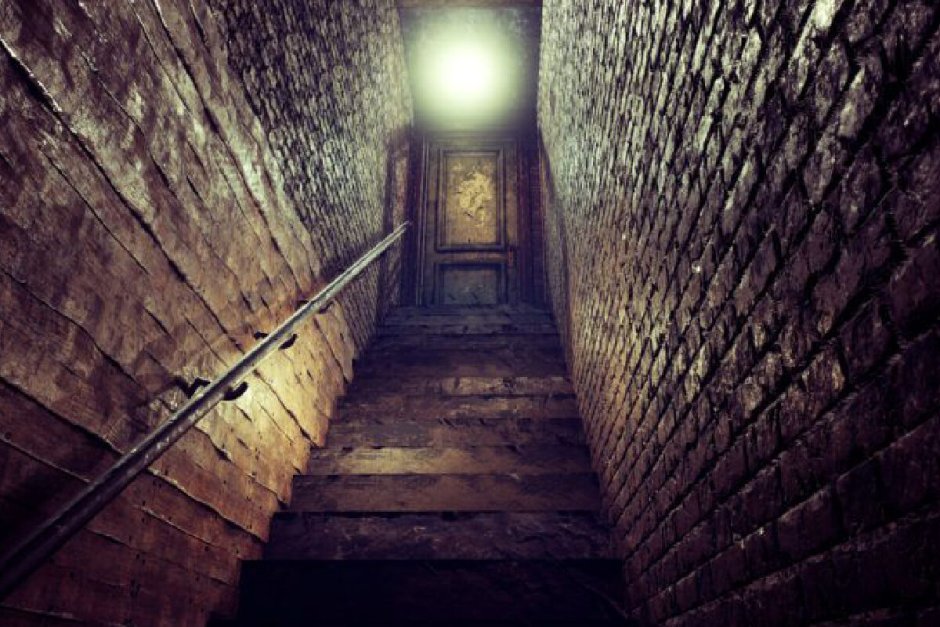 Темная лестница в подвал