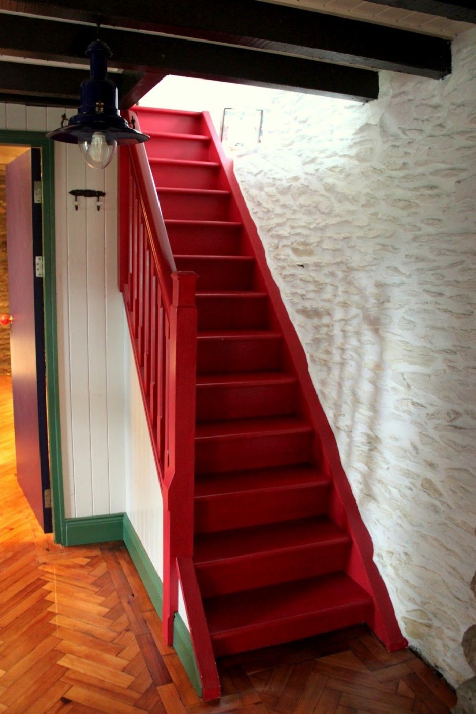 Красная деревянная лестница