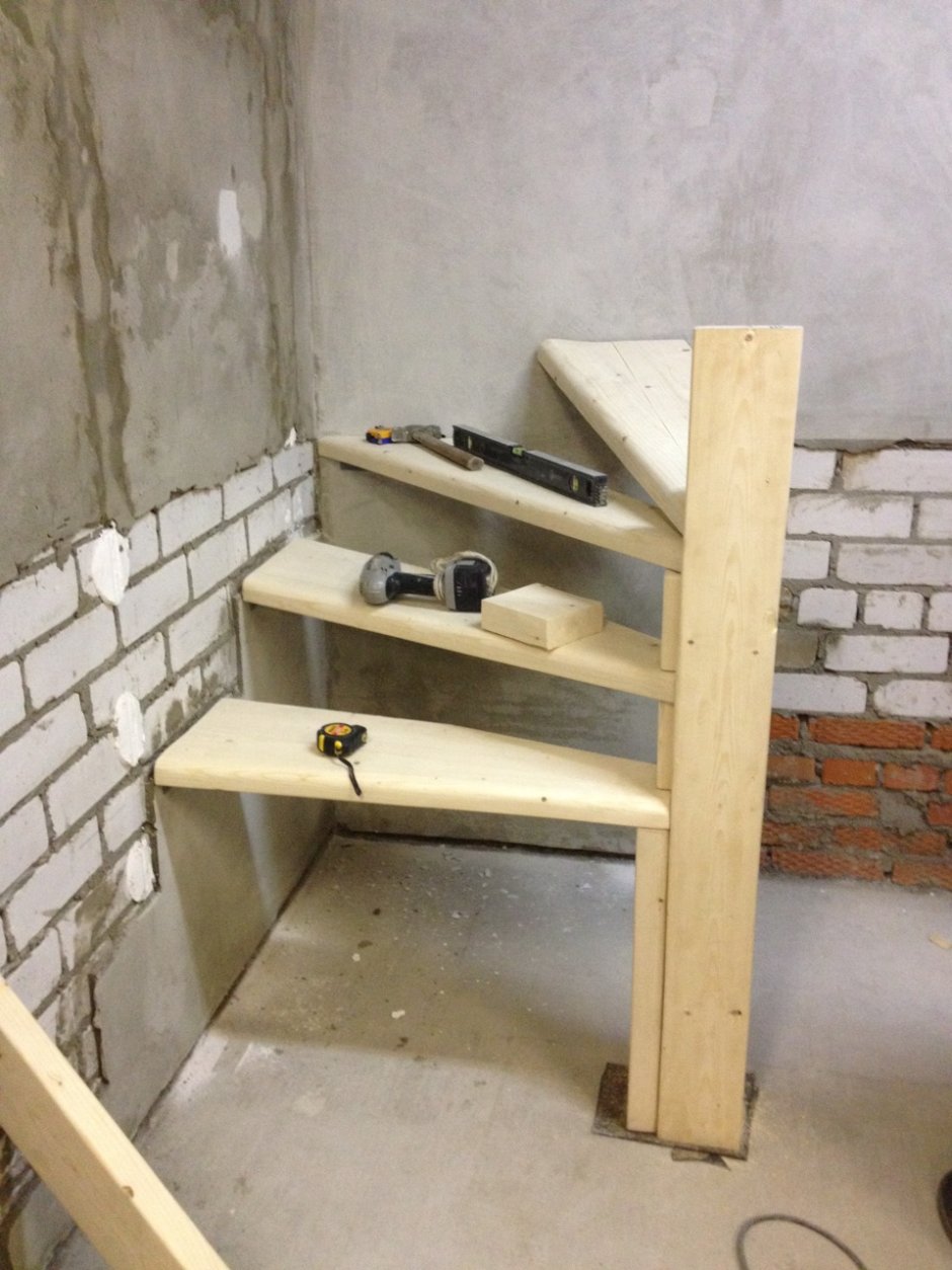 Деревянная лестница в гараж