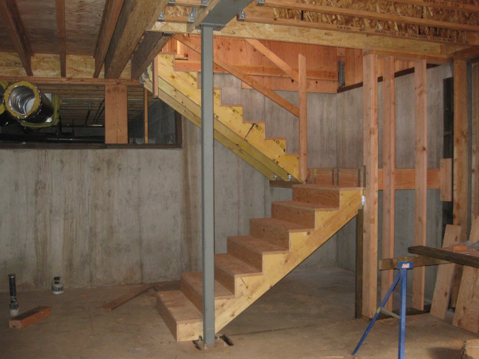 Лестница деревянная в подвал межэтажная