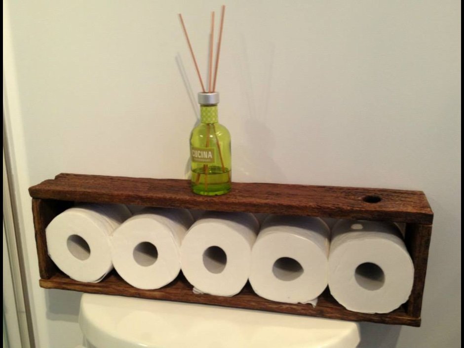 Оригинальная полочка для туалетной бумаги из дерева