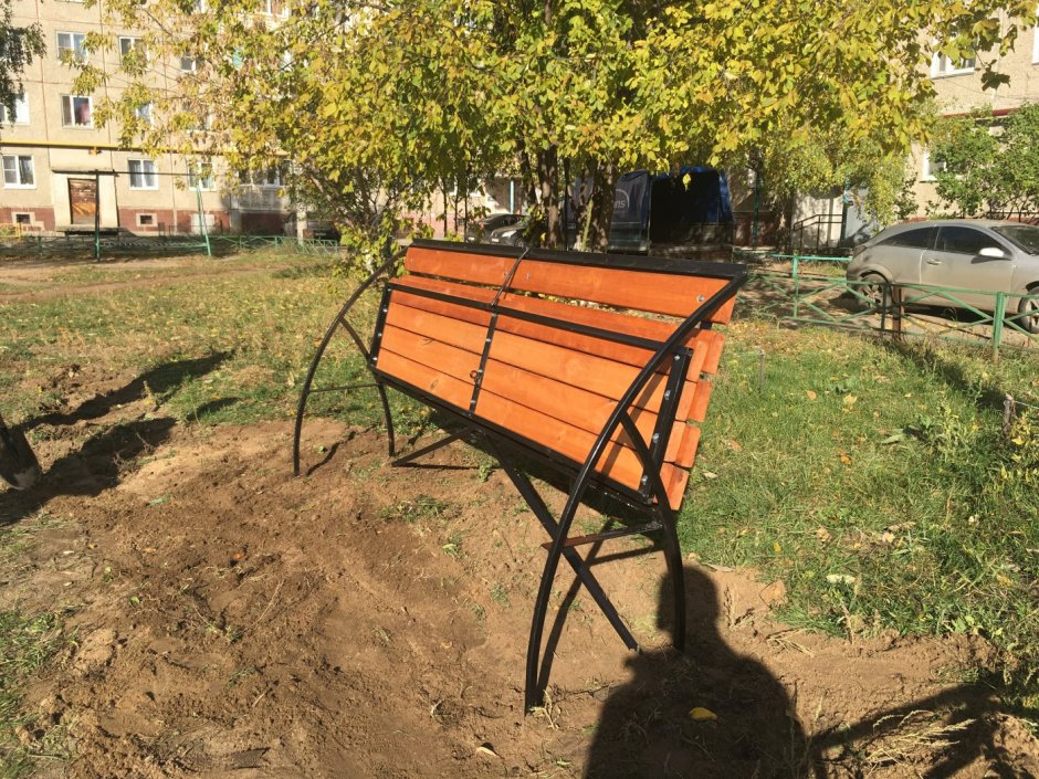 Складная лавочка у подъезда