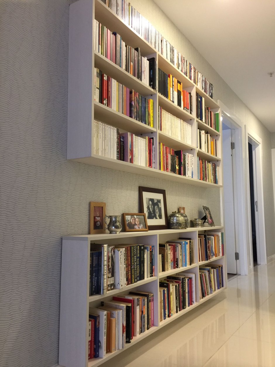 Книжный стеллаж в коридоре