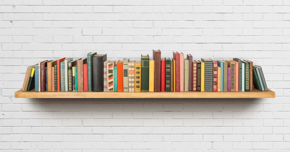 Книжная полка с книгами