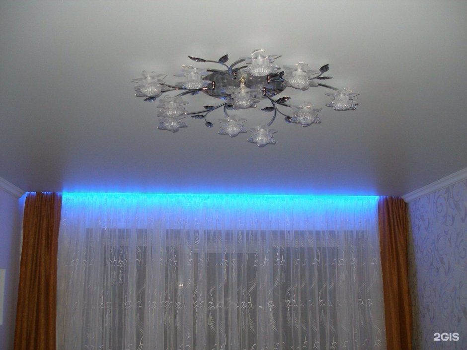 Потолок со светодиодной лентой и люстрой