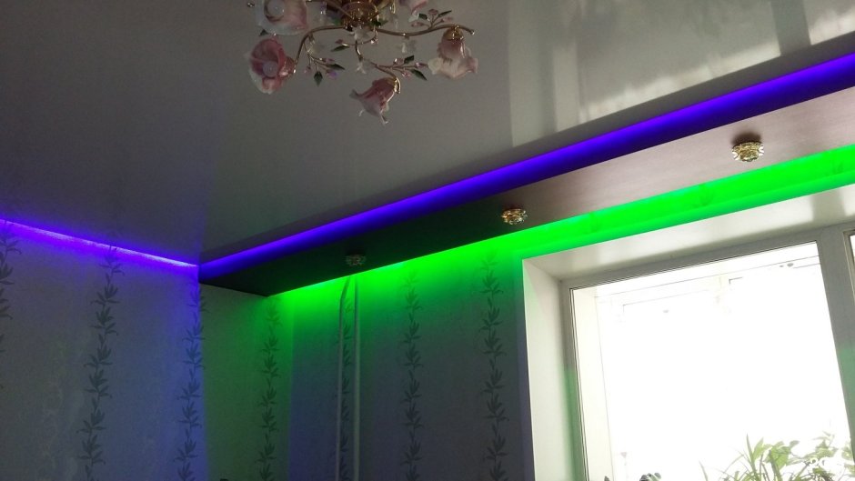 Натяжной потолок с разноцветной подсветкой