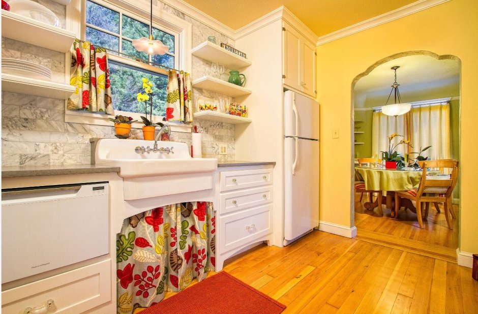 Кухонные шкафы с занавесками