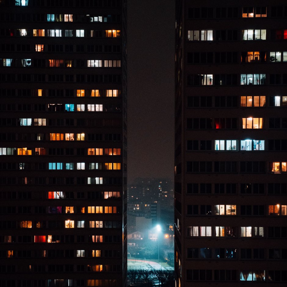 Окна многоэтажки ночью