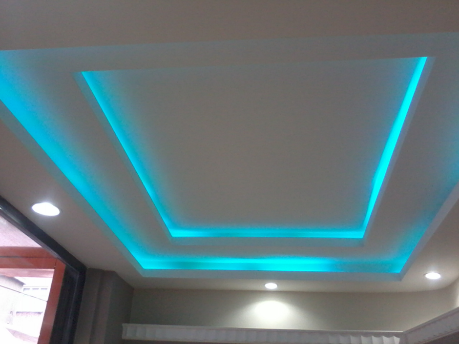 Трехуровневый потолок из гипсокартона с подсветкой