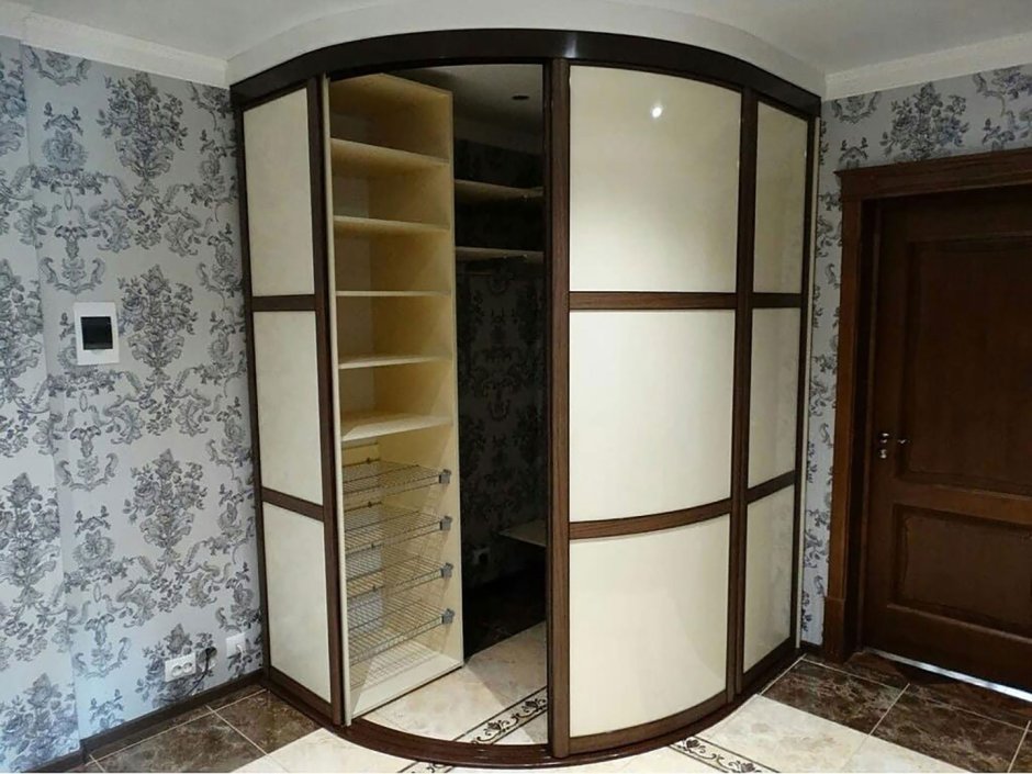 Радиусный шкаф в прихожую