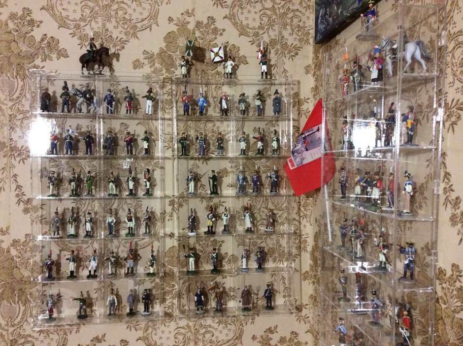 Полочки для коллекций