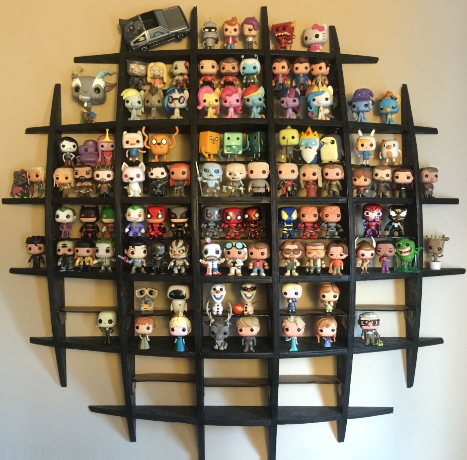Книжная полка с Funko Pop