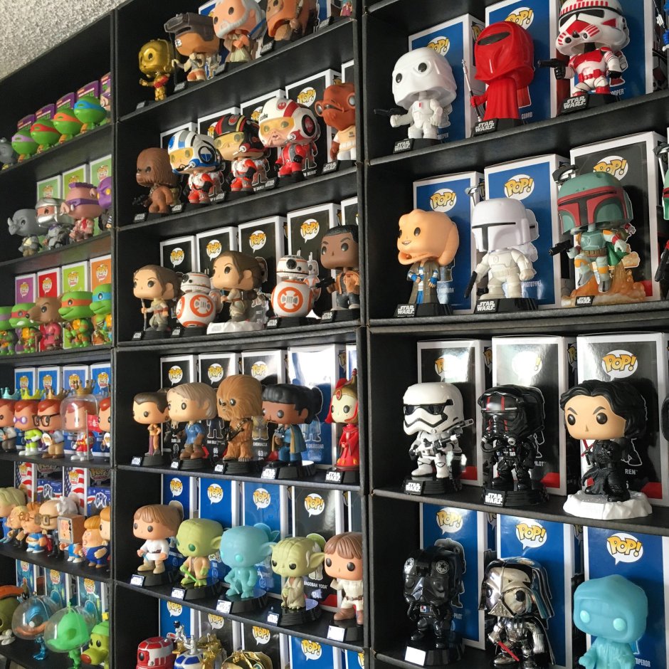 Коллекция Funko Pop на полке