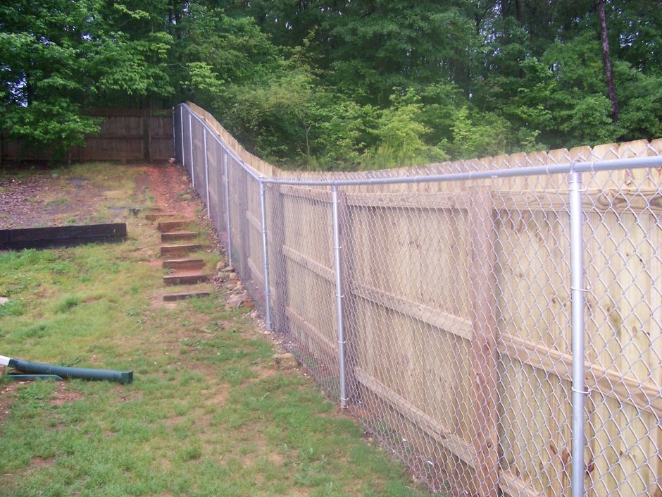 Забор из сетки на склоне