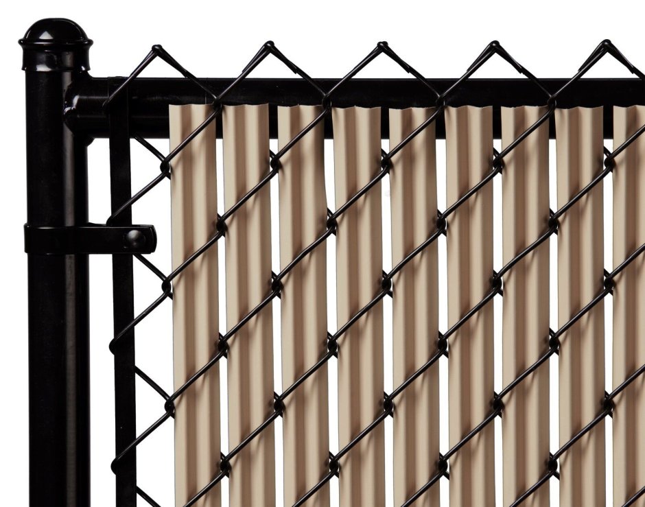 Забор из сетки рабицы с рейками
