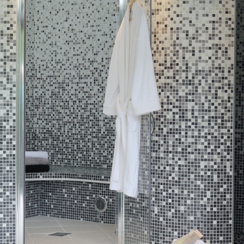 Вертикальная мозаика в ванной