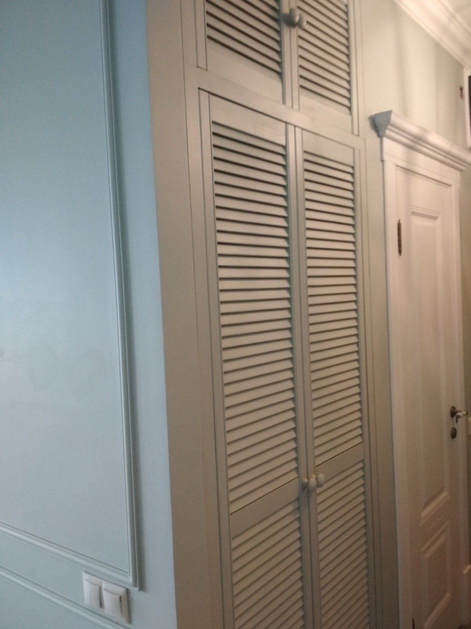 Шкаф с дверцами в коридор