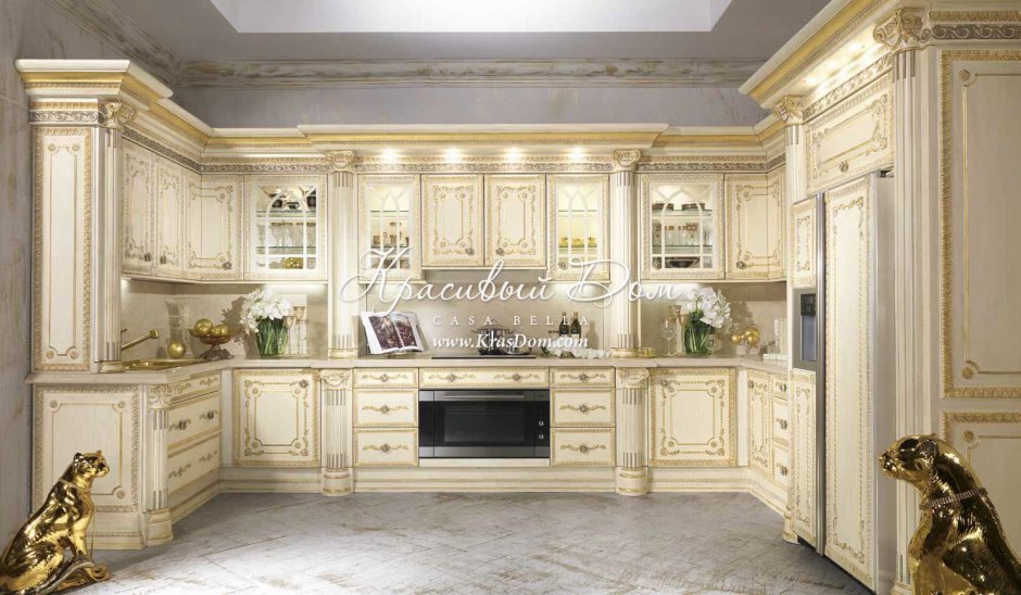 Белая кухня в классическом стиле с колоннами