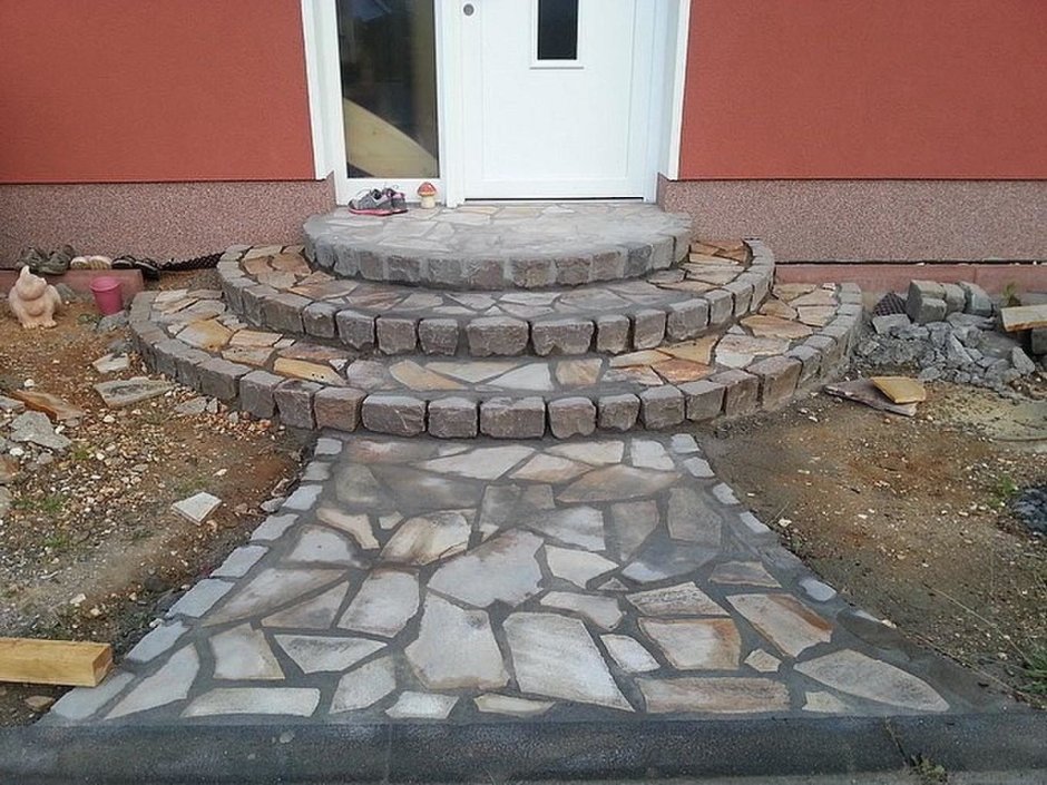 Ступеньки из камня в частном доме