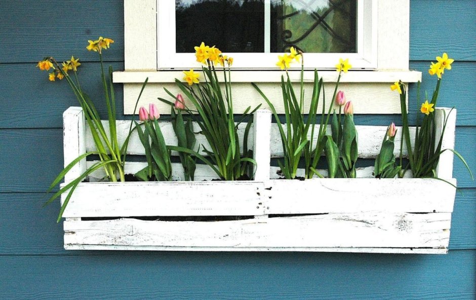 Деревянные ящики для цветов на окна
