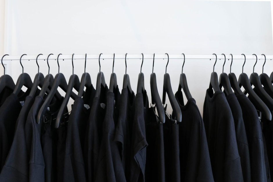 Много черной одежды