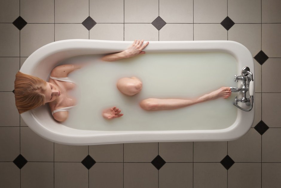 Девушка лежит в ванной