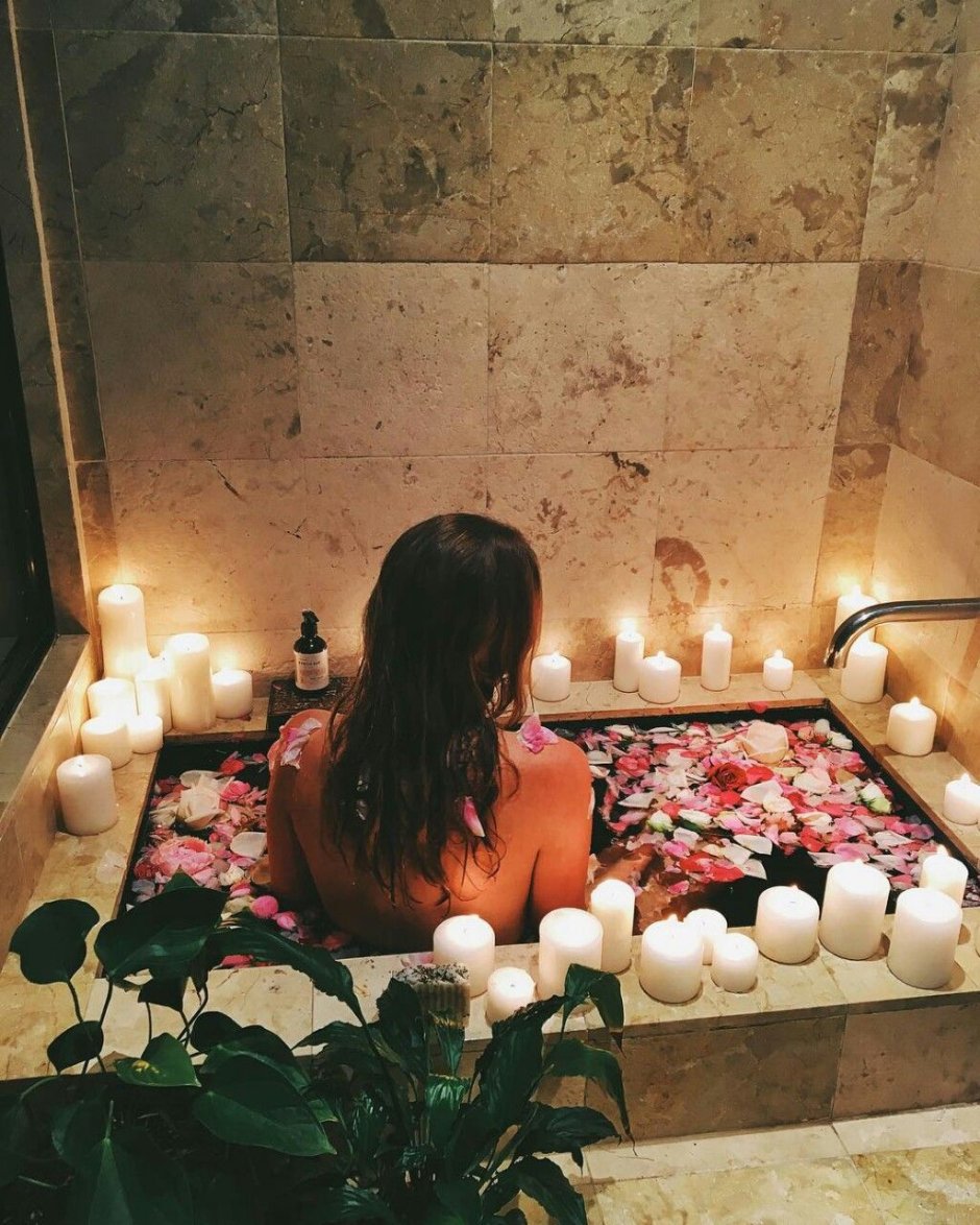 Ванная с лепестками роз и свечами