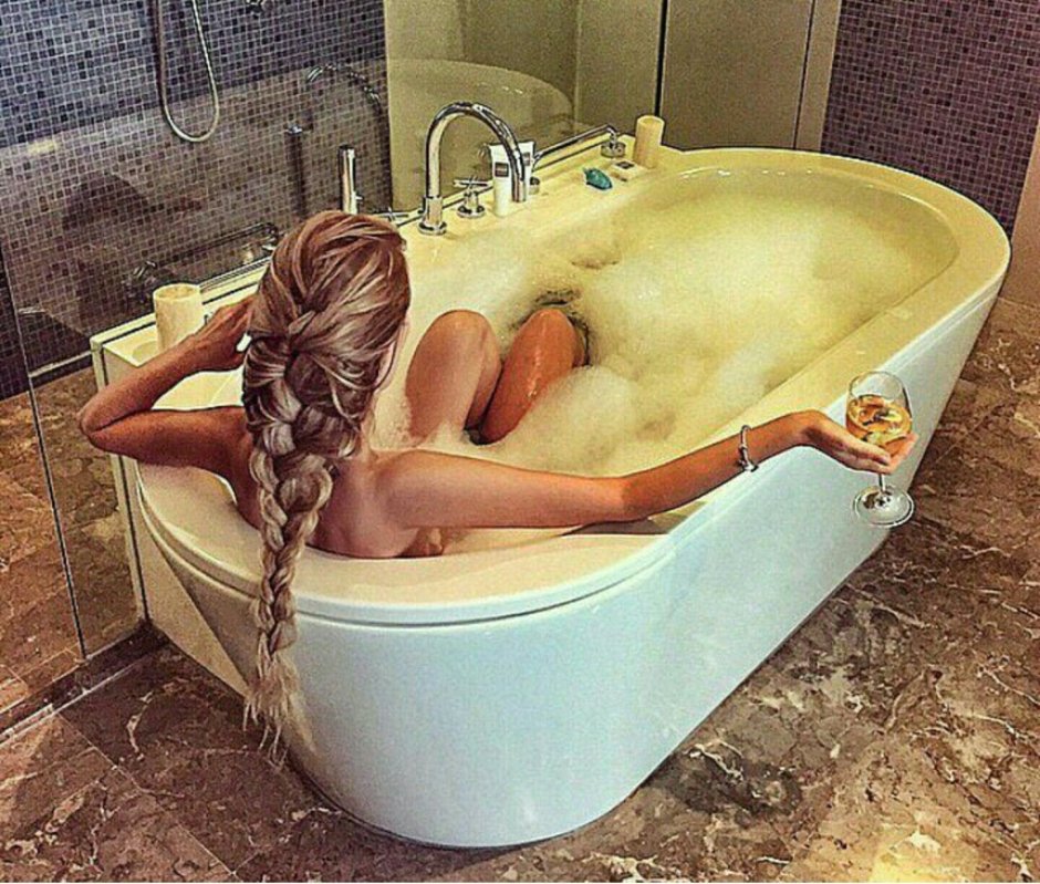 Девушка лежит в ванной