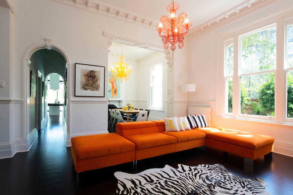 Оранжевый диван в интерьере гостиной