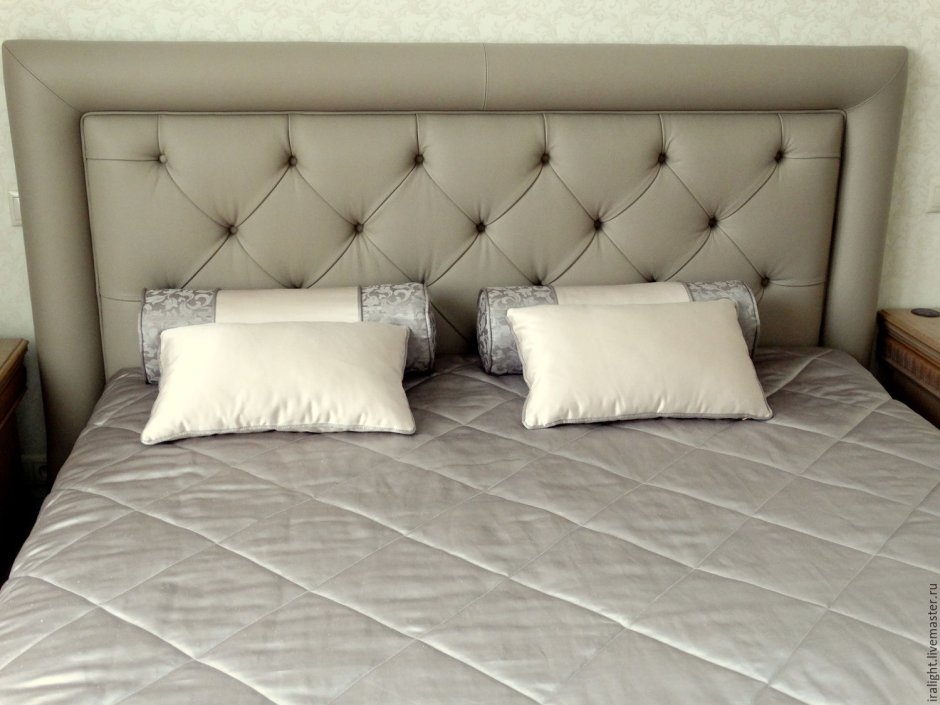 Двуспальная кровать с декоративными подушками