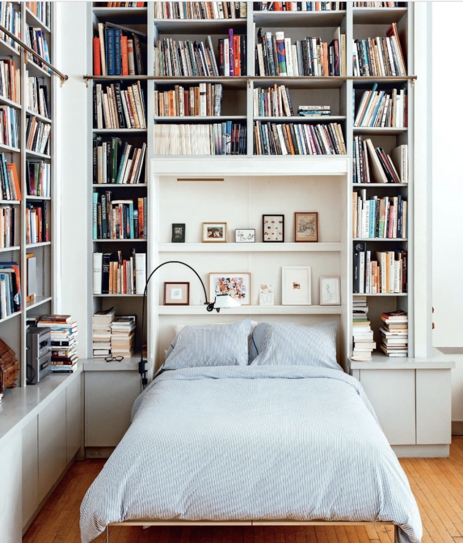 Спальня с книжными полками