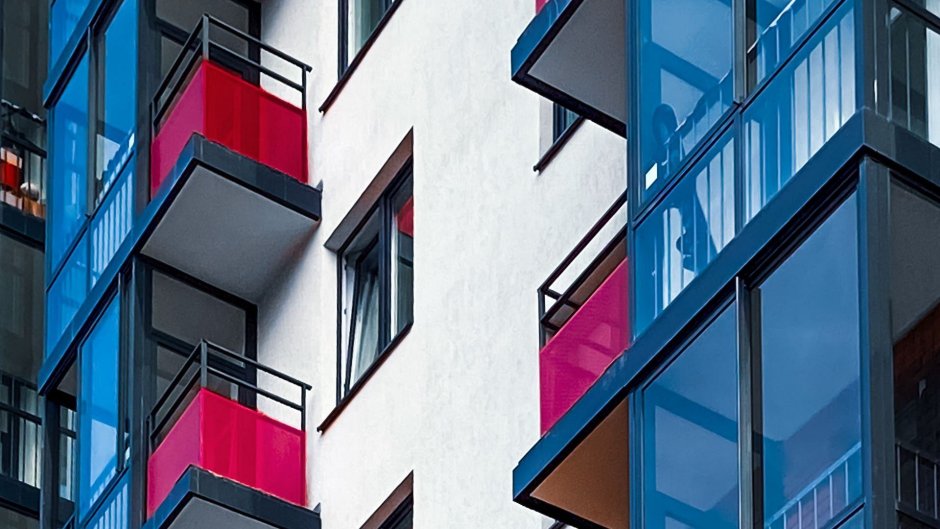 Цветные остекленные балконы