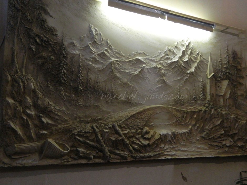 Барельеф Плющев