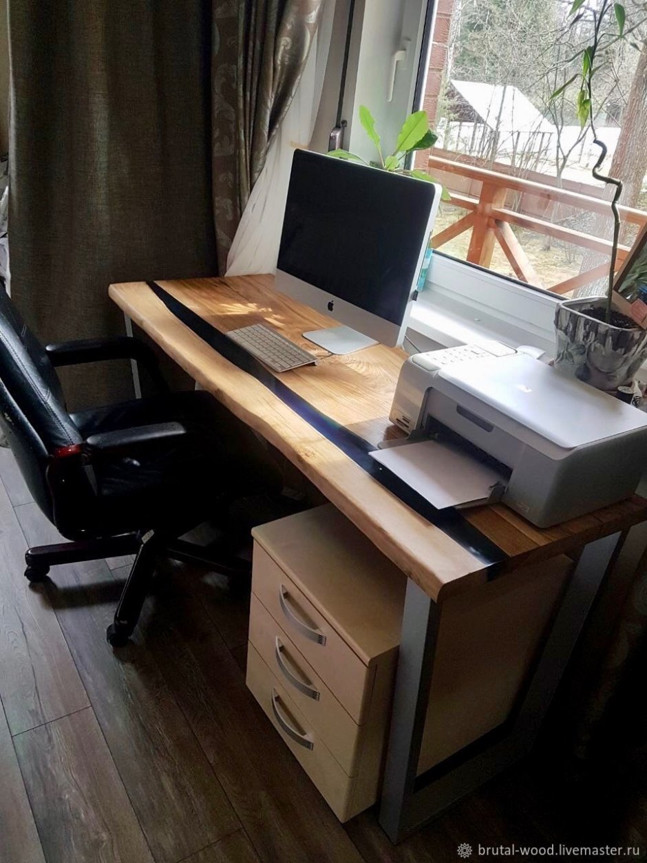 Компьютерный стол из дерева