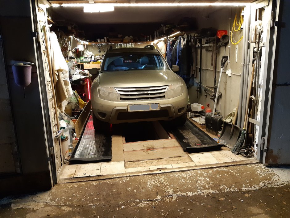 Машина на ковре в гараже