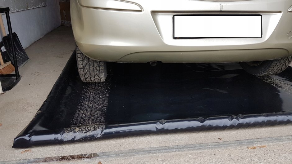 Резиновый коврик под машину