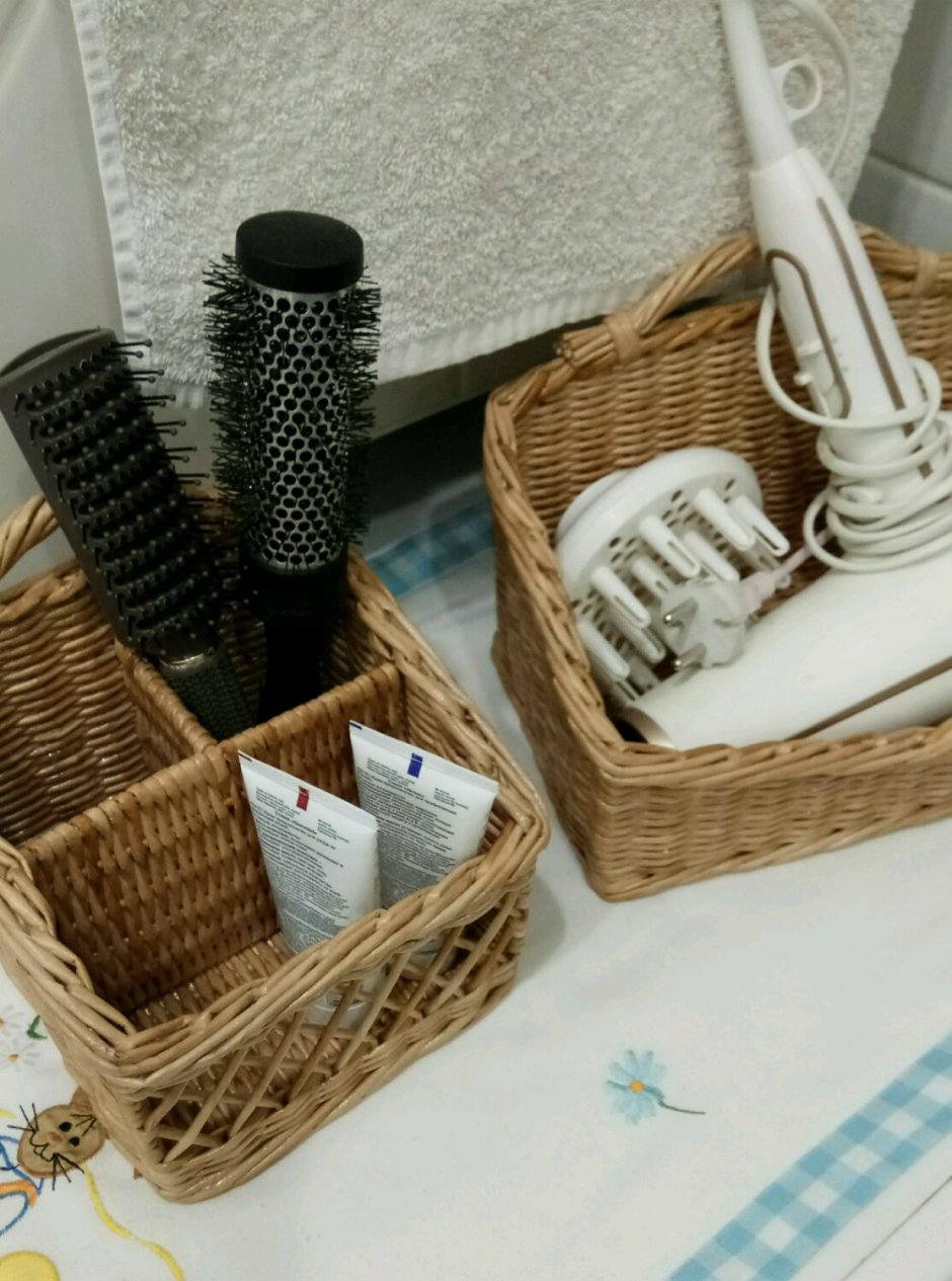 Плетеные корзины в ванную комнату