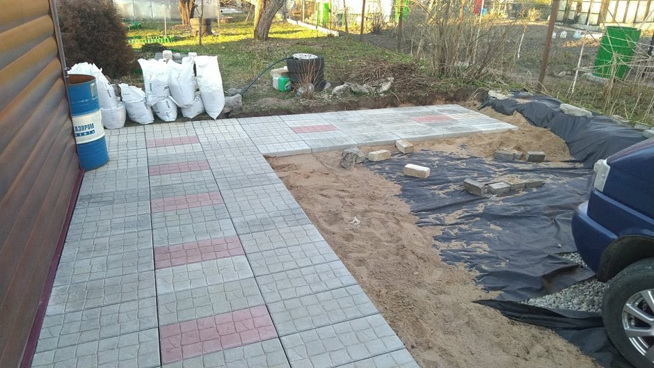 Площадка из тротуарной плитки на даче