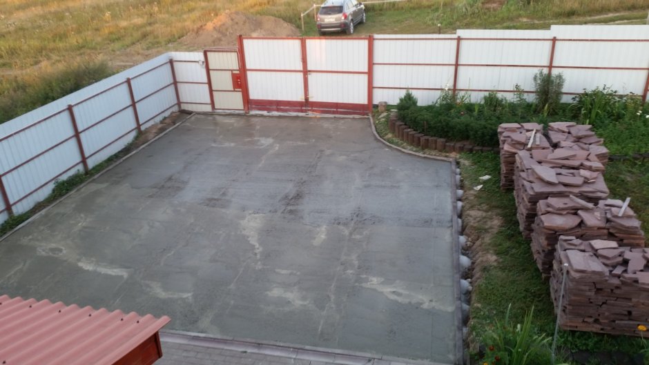 Бетонная площадка на даче