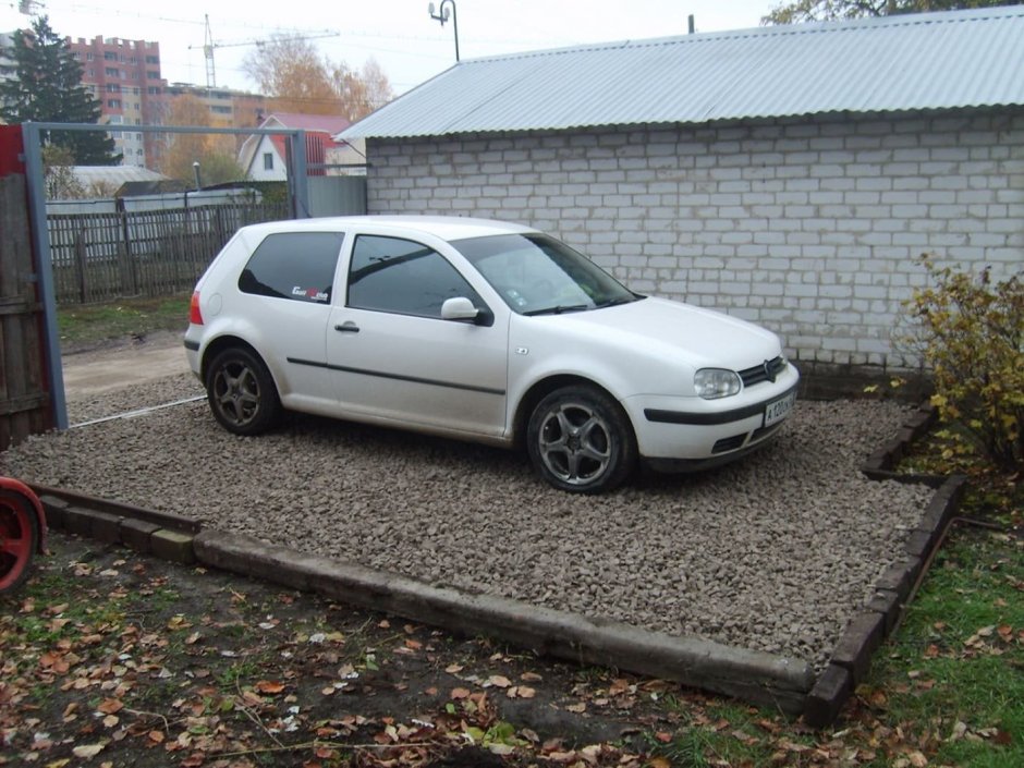 Площадка под автомобиль на даче из щебня