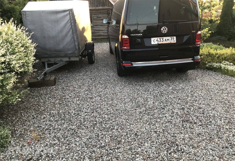 Площадка под автомобиль на даче из щебня