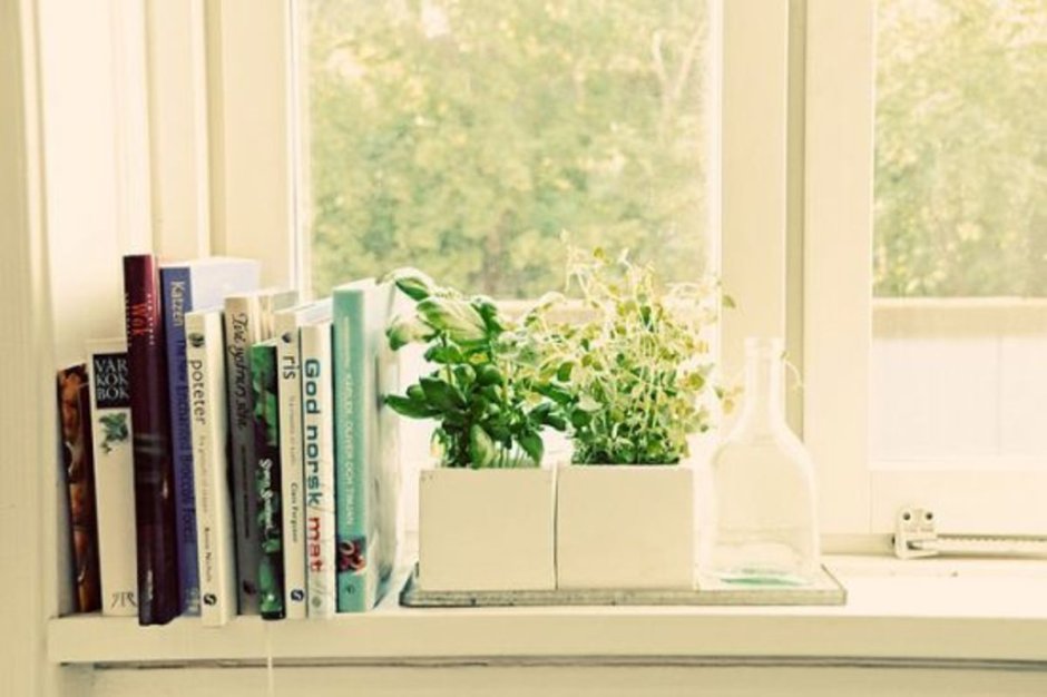 Книжная полка на подоконник