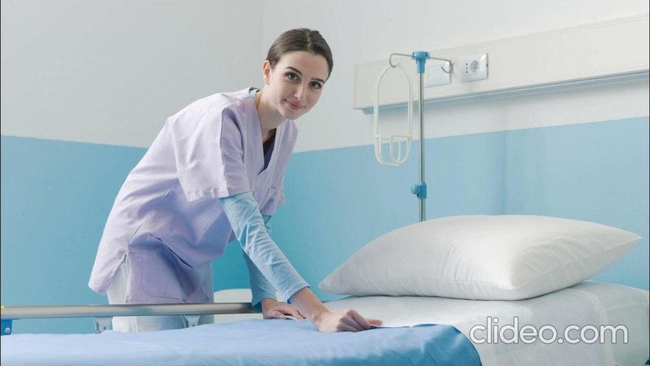Медсестра заправляет постель