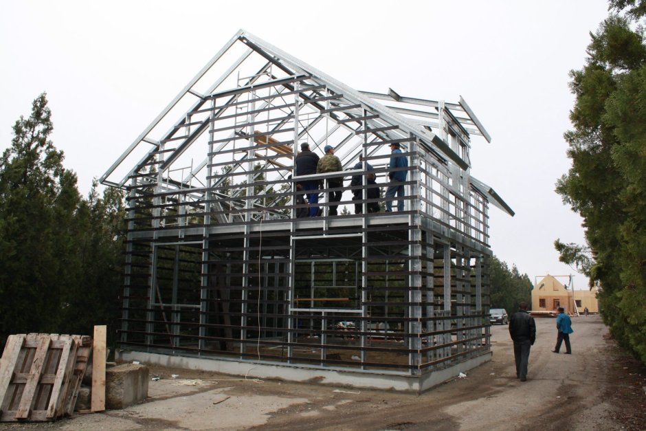 Домик из металлокаркаса